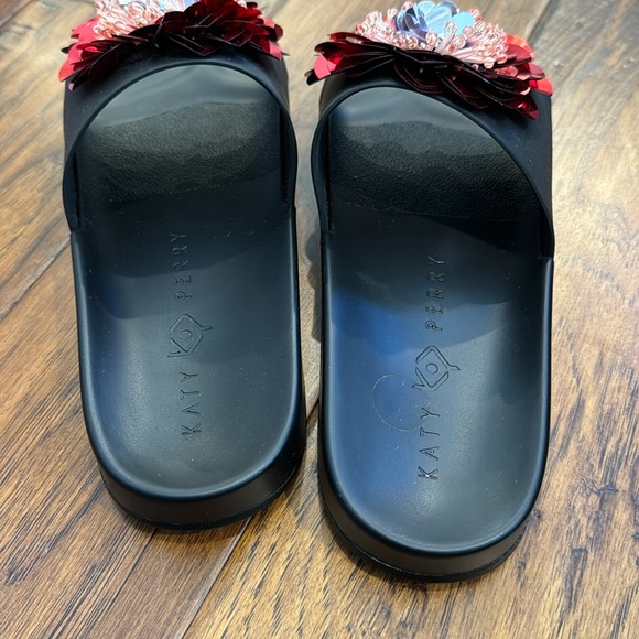 Katy Perry pool sandals - Picture 4 of 7